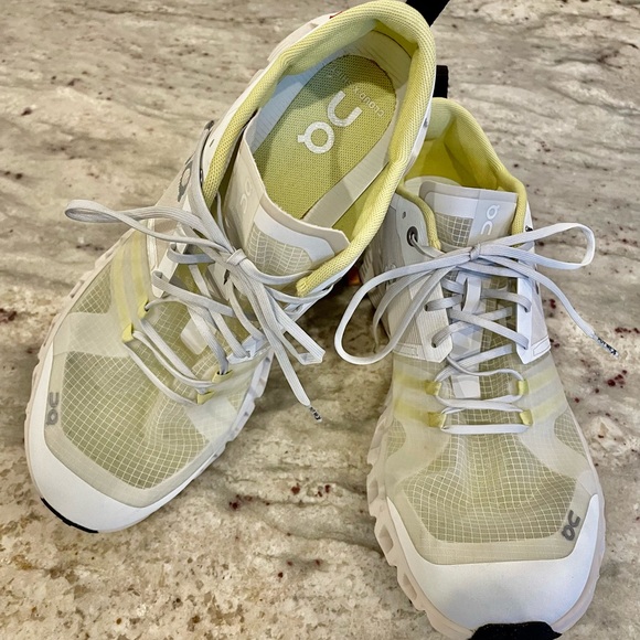 Like new Ladies On Cloud size 9. - Picture 2 of 2